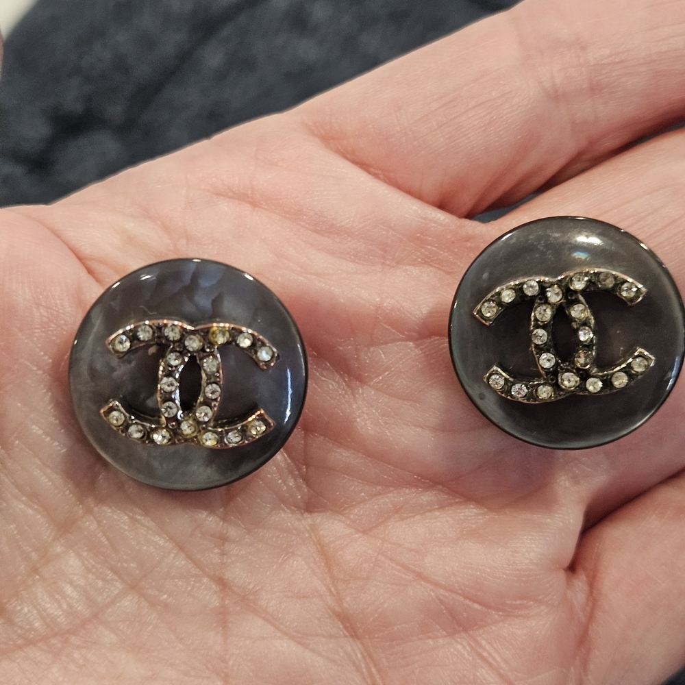 CHANEL Pearl Gray and Gold Crystal Earrings - Picture 5 of 10